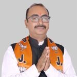अभागा या बेशर्म पार्षद पिता को किस पद का मोह है? और कैसी मजबूरी हैं? आश्चर्य की बात है कि ऐसा पार्षद पिता अभी भी पार्टी में है? जिसके मासूम बेटे को पार्टी के लोगों ने ही घर में घुस कर निवस्त्र किया था!! पार्टी के ही एक तथाकथित बाहुबली पार्षद के इशारे पर!!